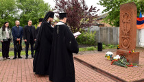 У Кропивницькому учасники спільної молитви поклали квіти до пам’ятного знаку Хачкар (ФОТО)